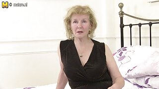 Tête noire mince avec de petits seins video de femme porno Jade est une collectionneuse de godes excitée