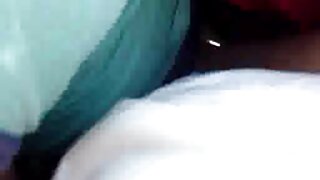 La mère porno mom lesbien attentionnée Dana Hayes offre à son nouveau bébé qui vient d'avoir dix-huit ans de faire une vidéo porno légère pour de l'argent. La fille montre son butin et joue un peu avec sa chatte.