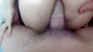 maman blanche xxx femme noir aux cheveux clairs avec des lunettes donnera un bon footjob à son homme noir