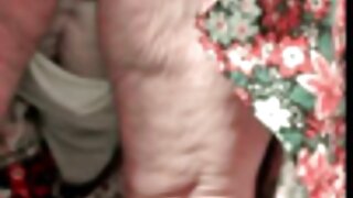 Milf petite femme xxx blonde aux yeux bleus avec de gros seins se masturbe seule