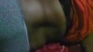 Une blonde plantureuse avale porno black ronde une perche juteuse à genoux au bureau