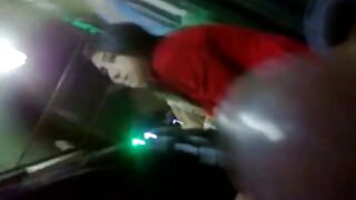 La nympho kawaii femme objet porno Reimi Tachibana travaille devant la caméra et montre ses seins