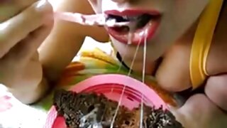 La houe plantureuse est allongée sur un canapé lorsque video porno femme arabe Brandy Talore entre dans la pièce avec un gâteau. Elle s'approche d'elle et commence à étaler la crème sur ses gros seins. Puis il les lèche goulûment et suce les tétons. Puis elle descend et mange sa douce chatte avec de la crème.