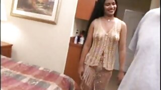 Horny Lana Ly suce et chevauche une bite forte et chaude sur le canapé en femme xxx cuir
