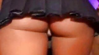 Blonde plantureuse Sadie Swede chevauche une xxx fille sexy bite sur le sol