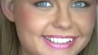 Babe en short militaire Maya Bijou fait une pipe et se fait clouer dans la chatte porno entre pere et fille