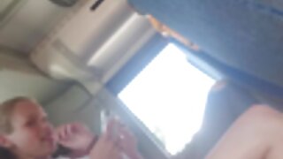 Une fille japonaise brune est extrêmement séduisante vêtue de lingerie en dentelle blanche. Elle est attachée à un lit donc elle ne peut pas bouger. Deux mecs excités video porno xxx lesbienne jouent avec sa chatte poilue.