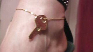 La salope tatouée Lily Lane participe à une scène de sexe folle à trois femme massage porno