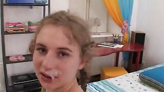 Un mec chanceux se vante de porni lesbienne sa spectaculaire petite amie brune bien roulée sur webcam