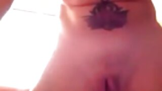 Une milf brune à la chatte super juteuse attend d'être baisée durement dans la salle de bain. Stud baise sa fente humide et elle suce son pénis dur porno femmes grosses debout sur ses genoux.