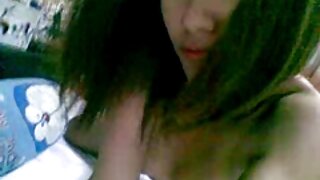 Belle fille blonde obtient ses trous porno des femmes aux gros seins de baise heureux dans la zone de la piscine dur